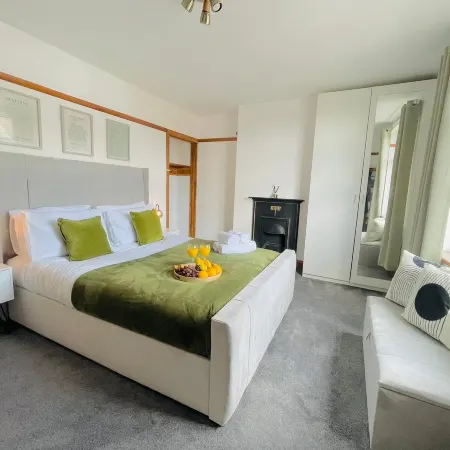 4-Bed House Sleeps 7 with Garden