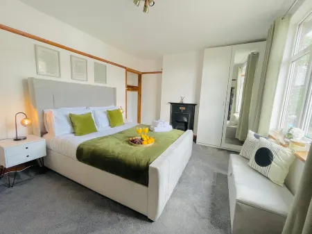 4-Bed House Sleeps 7 with Garden Отели рядом со станцией Luton Airport Parkway Railway Station