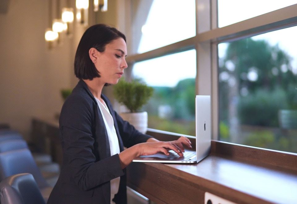 콜럼버스 호텔의 아름다운 야외 수영장 전경