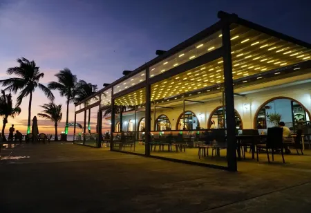 Lago de Oro Hotel & Wakepark Отели в г. Калатаган