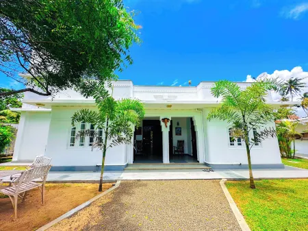 Private Villa with a Pool, Beach Front - the White House Отели рядом со станцией Ahangama Railway Station