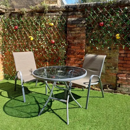 1 Bedroom apartment with a 5 minute walk into the town. Enclosed garden.