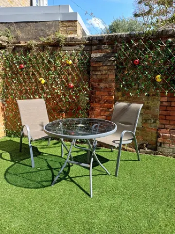 1 Bedroom apartment with a 5 minute walk into the town. Enclosed garden.