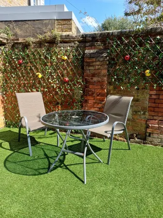 1 Bedroom apartment with a 5 minute walk into the town. Enclosed garden.