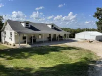 Cabin location in the middle of town! 3 bed/1 bath
