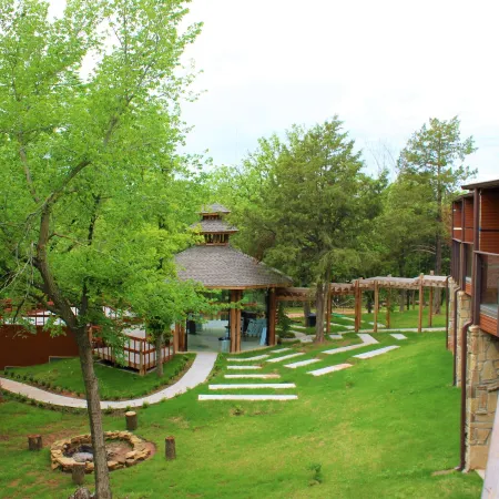 WangShi China Palace B&B Отели рядом с достопримечательностью «Ипподром «Ремингтон Парк»»