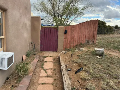 Charming 1.5 Bedrooms, 1600 sq. Ft Guest House Views/Yard W/D High Ceilings