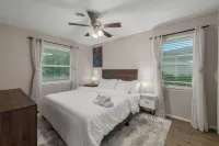 3-Bed Haven - 6 pple Hot tub, King bed, Pool & ping pong table, Grill, Fire pit - balcony