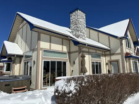 Ski & Golf Getaway: Cozy Log-Style Condo