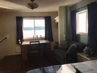 Alaskan Waterfront Studio Apartment (Wolf Suite) Vacation Rental โรงแรมในซิตกา