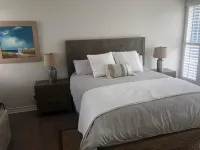 6 Blks from beach. Walking distance to restaurants, shops. Excellent location!