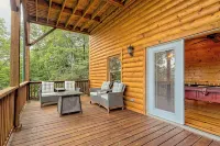 Stunning Log Cabin w/ Mtn. Views Min. from Downtown Clayton, GA! Dog Friendly