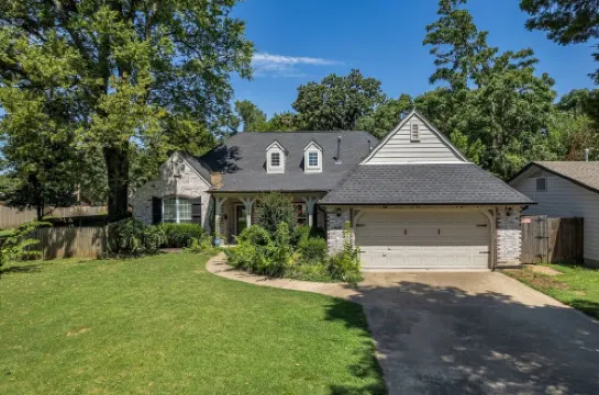 Jacuzzi Tub-Walk to Dining & Shopping-Garage Parking