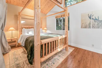Cozy Treehouse with Lake View of Lake Arrowhead - 5 min from Village and Skypark Hotels near Rim of the World Hwy