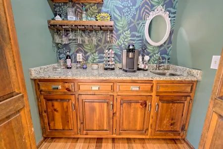 Amazing Spacious & Cozy Lake House on Lake Burton w/ Boat Access! Dog Friendly!