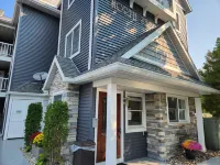 Stunning Bay Views and Outdoor Pool - Gorgeous Beachfront Haven فنادق في East Bay Township