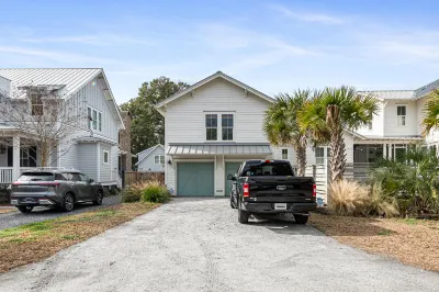 Modern Amenities and Outdoor Shower Delight - Cozy Coastal Retreat Hotel in zona Trader Joe's