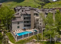 A/C, Outdoor Hot Tub, and Pool - Stunning Mountain Retreat
