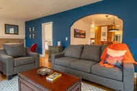 Private Suite and Spacious Living Near Gardens - Charming Retreat