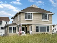 Panoramic Views and Cozy Atmosphere - Charming Coastal Haven