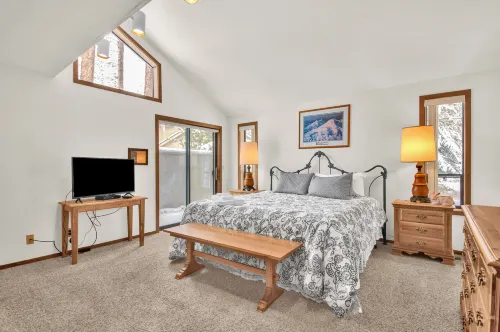 Private Hot Tub and Cozy Fireplace - Spacious Tranquil Haven