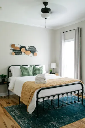 Cozy Cottage with Modern Amenities - Charming Downtown Retreat