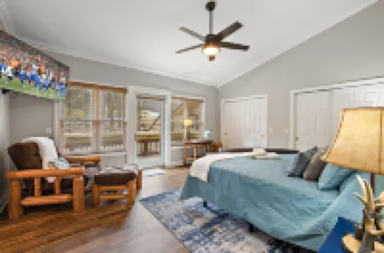 Charming Townhome with Scenic Views and Game Room - Cozy Mountain Retreat