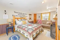 Waterfront Getaway: Kayaks, fishing, game room, fire pit, gathering room…