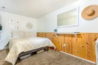 Charming Retreat with Fire Pit and Mini Gym - Inviting Getaway Hotels in Kootenai County