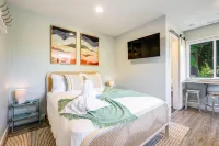 Private Entrance and Kitchenette Amenities - Charming Cozy Retreat Hotels in Indianola