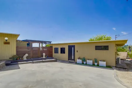 Avoyer - 1BR Guesthouse - La Mesa Отели в г. Каса де Оро-Маунт Хеликс