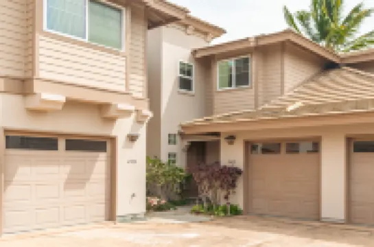 Complimentary Hilton Pool Pass and Scenic Views - Elegant Island Retreat