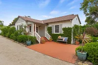 Charming Retreat with Hot Tub and Garden Dining - Spacious Coastal Haven