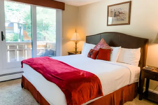 Cozy Condo with Mountain Views and Fireplace - Charming Getaway