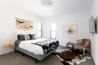 Pool, Sports Court and Artistic Charm - Gorgeous Oasis Hotels in Alhambra