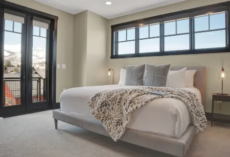 Private Hot Tub and Breathtaking Mountain Views - Luxurious Townhome Retreat