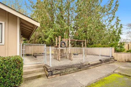 Dog-friendly apartment with bay views & balcony - walk to waterfront Отели в г. Поулсбо