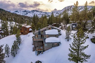 Gourmet Kitchen and Stunning Mountain Views - Bright Spacious Oasis Hotels near Tahoe Pines HOA Pier and Beach