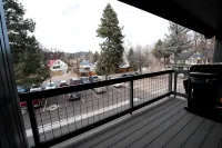 Modern Elegance and Urban Charm - Stunning Single Level Retreat