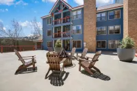 Hot Tub, Pool and Garage Parking Amenities - Charming Retreat