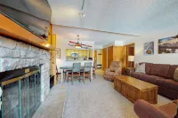 Perfect suite with private sunroom, full kitchen, & hot tub - walk to lift Hotels in Copper Mountain