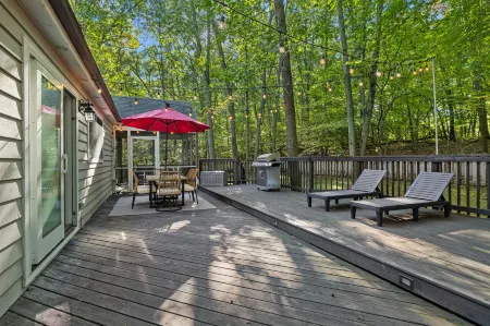Woodlands Vacay Home w/ EV Chrgr, Firepit,BBQ,Deck