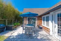 Spacious beach cottage with private pool, hot tub, outdoor area & amazing suite Hotels near Cupsogue Beach County Park