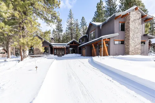 Custom-Built Mountain Home with Hot Tub and Game Room - Stunning Retreat