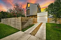 Stunning Pool and Modern Elegance - Luxurious Downtown Retreat