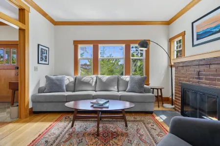 Charming Craftsman Home with Spacious Layout - Cozy Retreat Отели рядом с достопримечательностью «Bell's Studebaker Diner and Museum»