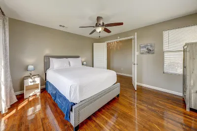 Ideally located dog-friendly home near the beach & town with gas grill & WiFi Hotels in Rockport