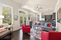 Spacious Condo with Outdoor Seating and BBQ Grill - Charming Retreat Hotel di Fayetteville