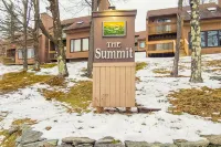 Cozy Sugarbush condo w/ beautiful mountain views - close to skiing