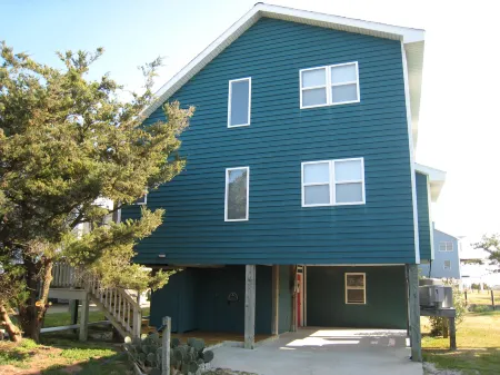 Canal Docking and Spacious Decks - Inviting Family Retreat